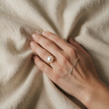 Nastaviteľný výrazný prsteň Duo s dvoma perlami